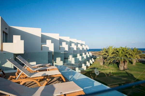 Balkon des HD Beach Resort mit mehreren Liegen und Blick auf das Meer.