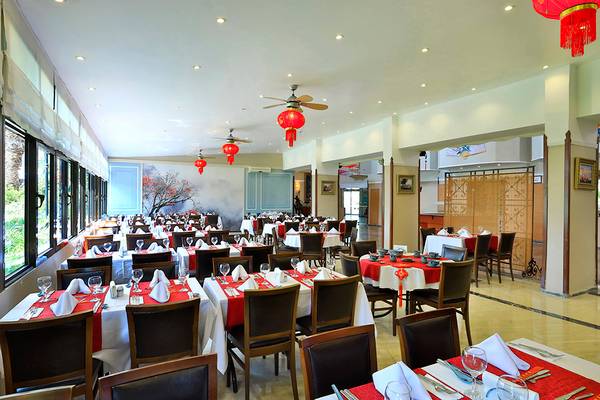 Innenansicht des Restaurants im Club Yali Hotels & Resort mit roten Laternen und Tischdekoration.