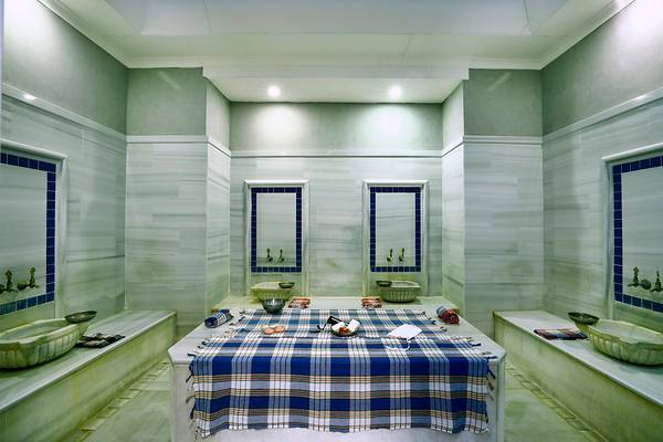 Sauna-Bereich im Club Yali Hotels & Resort mit marmornen Wänden und blauen Fliesen.
