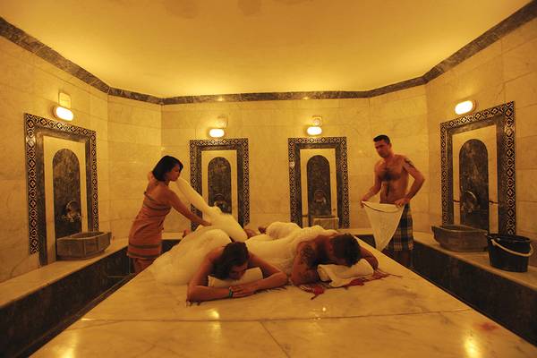 Personen entspannen in der Sauna des Club Yali Hotels & Resort.