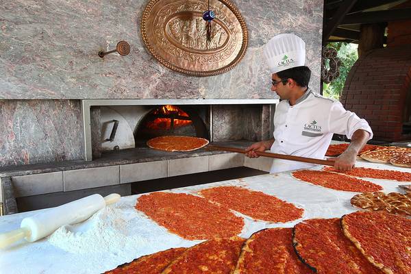 Koch in der Pizzaöfen im Club Yali Hotels & Resort