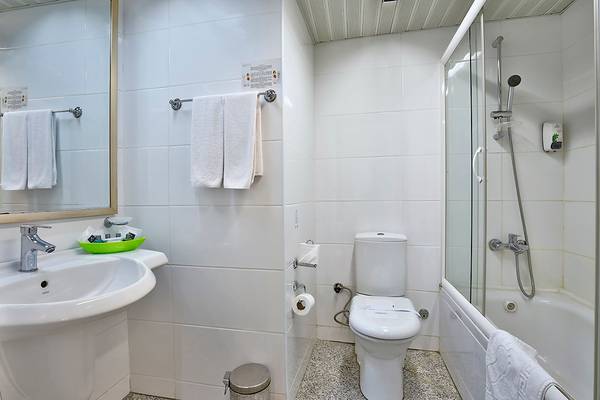 Badezimmer im Club Yali Hotels & Resort mit Dusche, Toilette und Waschbecken.