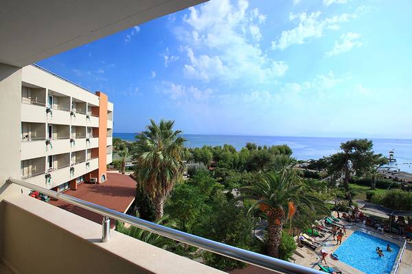 Aussicht vom Balkon des Club Yali Hotels & Resort auf den Pool, Palmen und das Meer