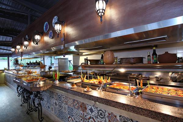 Buffet im Club Yali Hotels & Resort Restaurant mit verschiedenen Speisen und dekorativen Elementen.