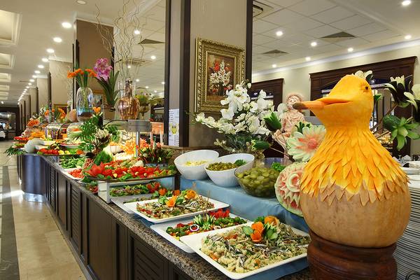 Buffet-Tisch im Club Yali Hotels & Resort mit verschiedenen Gerichten und Dekorationen.