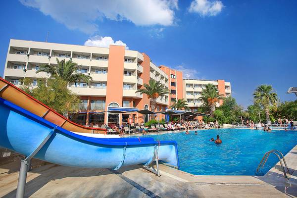 Außenbereich des Club Yali Hotels & Resort mit Pool und Wasserrutsche.