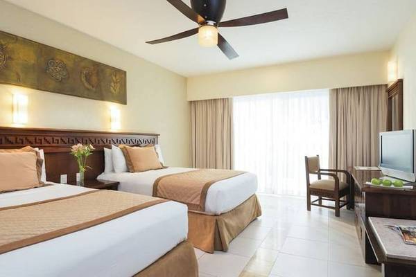 Doppelbett-Zimmer im BlueBay Grand Esmeralda Hotel mit Klimaanlage, Fernseher und Schreibtisch.