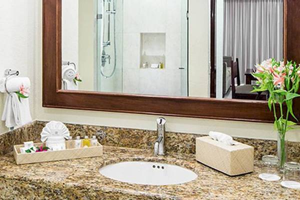 Badezimmer im BlueBay Grand Esmeralda Hotel mit Spiegel, Waschbecken und Toilettenartikeln