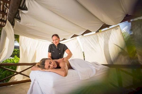 Massage unter Baldachin im BlueBay Grand Esmeralda Hotel