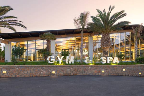 Außenansicht des Lyttos Beach Hotels mit Gym und Spa Eingang und Palmen