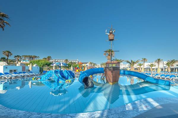 Wasserpark im Lyttos Beach Hotel mit Piratenschiff und Rutschen
