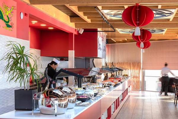 Buffetbereich im Lyttos Beach Hotel mit einer Kellnerin, die Speisen serviert.