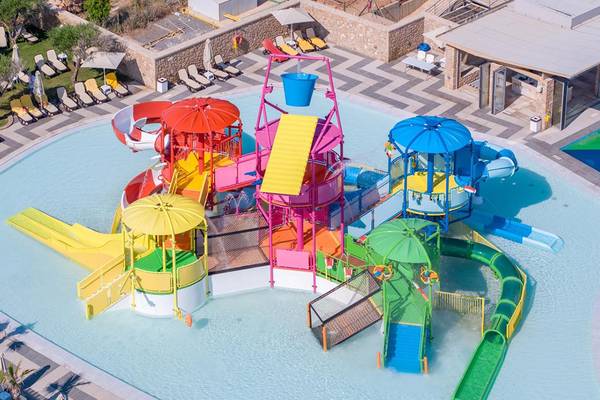 Lyttos Beach Hotel Wasserpark mit verschiedenen Rutschen und Wasserspielgeräten.