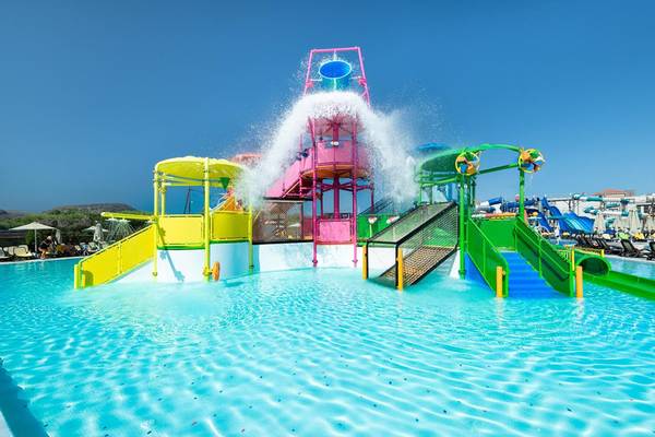 Wasserpark am Lyttos Strand mit bunten Rutschen und Wasserspielturm