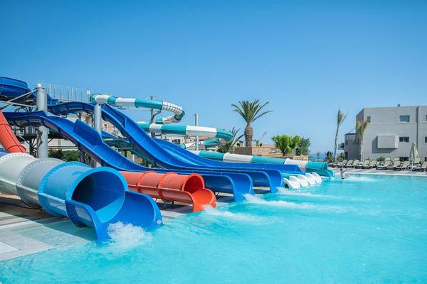 Mehrere Wasserrutschen im Lyttos Beach Hotel vor einem blauen Himmel