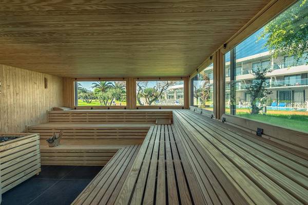 Innenansicht der Sauna im Lyttos Beach Hotel mit Blick auf die Außenanlagen.