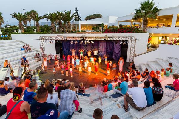 Lyttos Beach Hotel Abendveranstaltung mit Künstlern auf der Bühne und Publikum auf den Stufen.