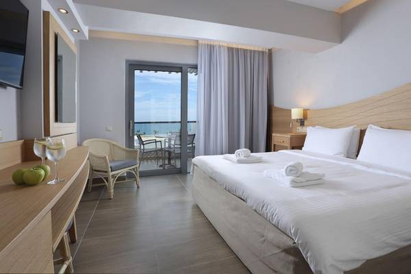 Innenansicht eines Zimmers im Lyttos Beach Hotel mit Blick auf das Meer.