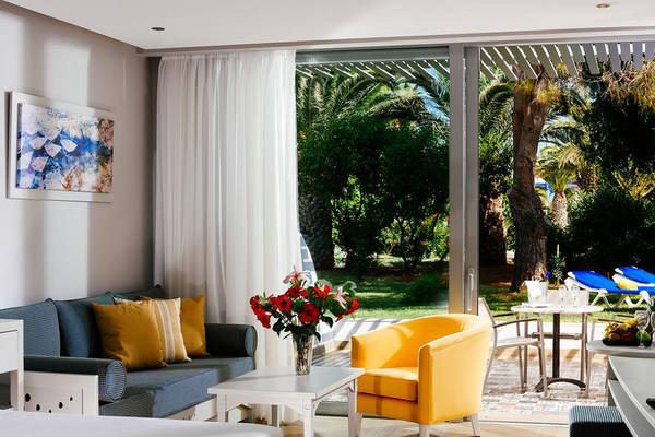 Innenansicht eines Zimmers im Lyttos Beach Hotel mit Blick auf den Garten
