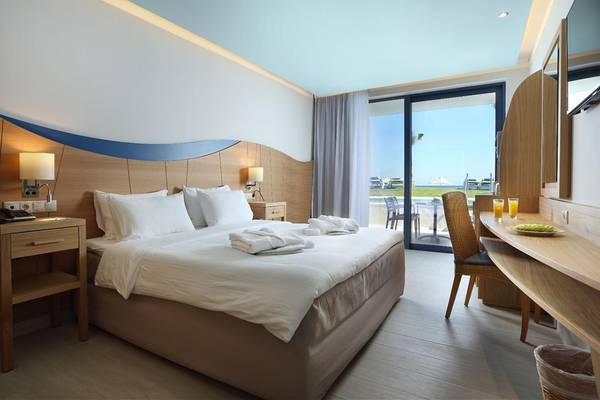 Doppelbettzimmer im Lyttos Beach Hotel mit Ausblick auf den Pool