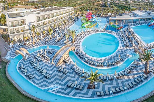Luftaufnahme des Lyttos Beach Hotel Pools mit Wasserrutschen und Sonnenliegen