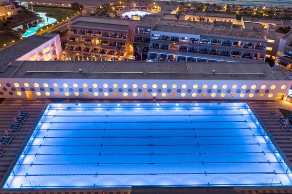 Lyttos Beach Hotel Außenansicht bei Nacht mit Pool und Meer im Hintergrund