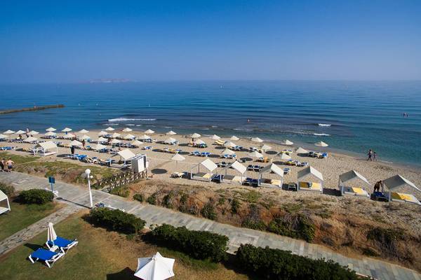 Luftaufnahme des Lyttos Beach Hotels mit Strand, Sonnenliegen und Meer
