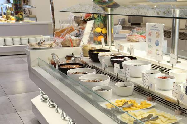Frühstücksbuffet im Lyttos Beach Hotel mit verschiedenen Gerichten und Zutaten.