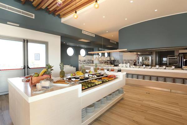 Frühstücksbuffet im Lyttos Beach Hotel mit frischem Obst und Speisen.