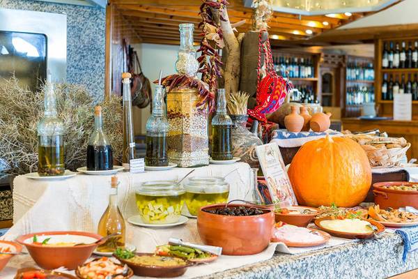 Buffet-Tisch im Lyttos Beach Hotel mit verschiedenen Gerichten und Ölflaschen.