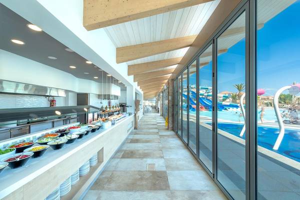 Buffetbereich des Lyttos Beach Hotels mit Blick auf den Pool.