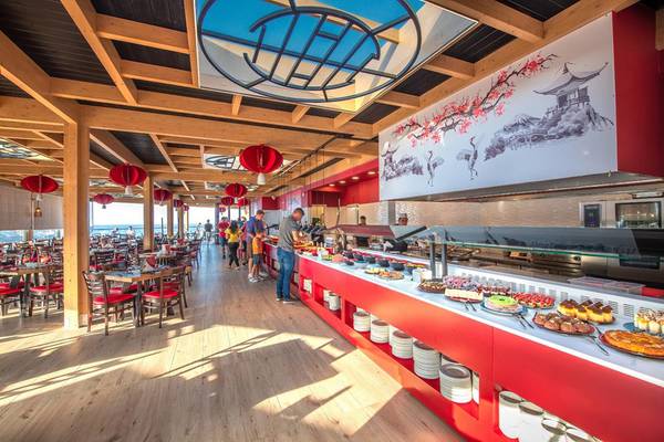 Innenansicht des Lyttos Beach Hotel Restaurants mit Buffet und Gästen.