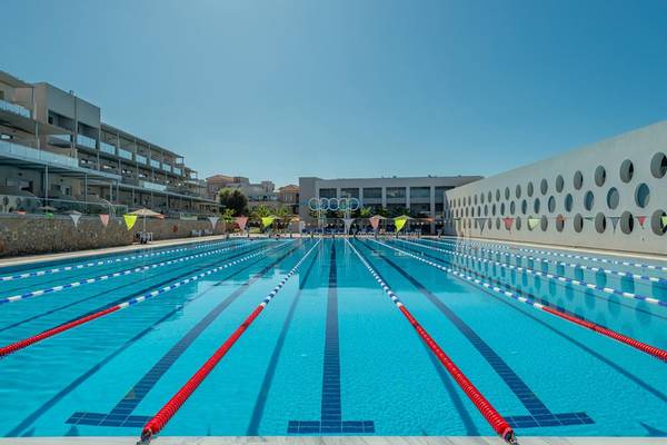 Schwimmbad des Lyttos Beach Hotels im Freien bei Sonnenschein