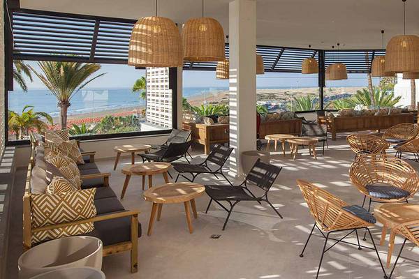Terrasse des Corallium Dunamar Garden Hotels mit Blick auf das Meer und Palmen