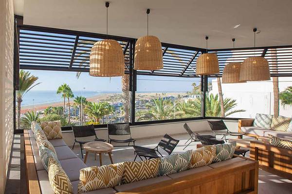 Loungebereich des Corallium Dunamar Garden by Lopesan Hotels mit Blick auf das Meer.