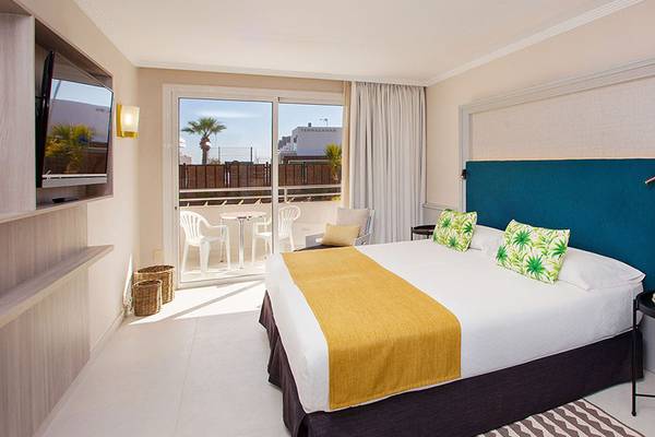 Doppelzimmer im Corallium Dunamar Garden by Lopesan Hotels mit Balkon, Fernseher und bequemem Bett