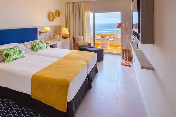 Doppelzimmer mit Meerblick im Corallium Dunamar Garden by Lopesan Hotels, mit zwei Betten, einem Nachttisch und einem Balkon.