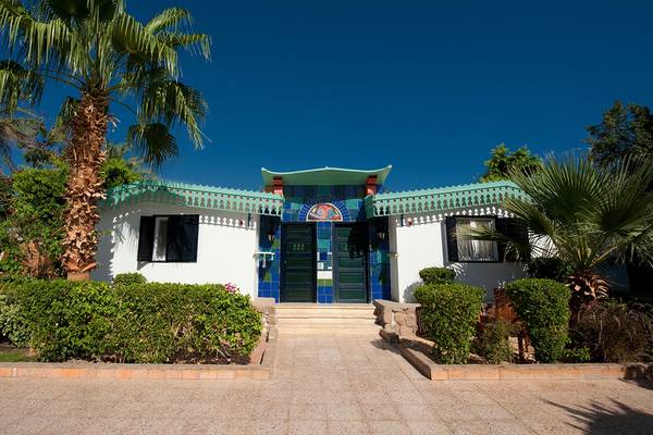Eingang des Ghazala Beach Hotels mit blauen Mosaiken und schwarzen Türen
