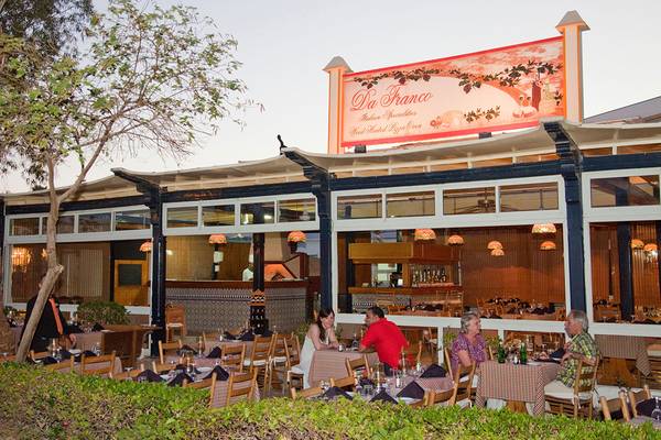Außenbereich des Da Franco Restaurants mit Gästen an Tischen vor dem Gebäude.