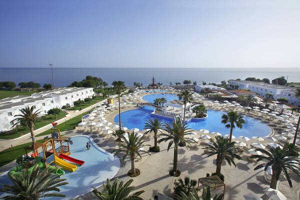 Luftaufnahme des Creta Princess Aquapark & Spa mit Swimmingpools und Wasserrutschen.