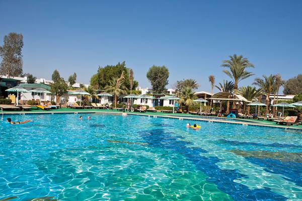 Außenpool des Ghazala Beach Hotels mit Gästen, die schwimmen und sich entspannen.