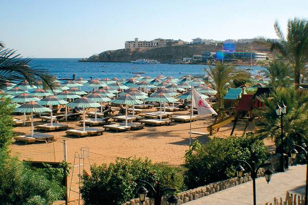 Strand des Ghazala Beach Hotels mit vielen Sonnenschirmen, Liegestühlen und einem Spielplatz