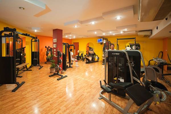 Fitnessbereich im Ghazala Beach Hotel mit diversen Trainingsgeräten und Personen.