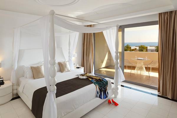 Schlafzimmer mit Baldachinbett und Meerblick im Princess Andriana Resort & Spa