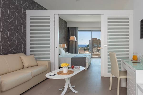 Innenansicht einer Suite im Princess Andriana Resort & Spa mit Blick auf das Meer.