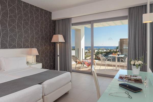Doppelzimmer mit Meerblick im Princess Andriana Resort & Spa mit moderner Einrichtung und Terrasse.