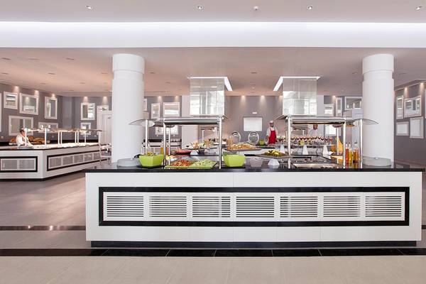 Buffetbereich im Princess Andriana Resort & Spa mit verschiedenen Speisen und freundlichem Personal.