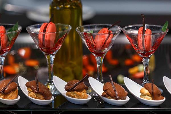 Cocktails und Desserts im Princess Andriana Resort & Spa auf einem schwarzen Tisch.