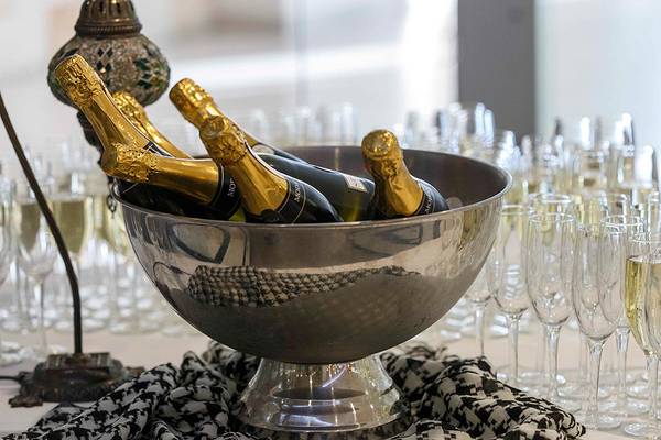 Silberner Champagner-Tisch mit mehreren Flaschen und Gläsern im Princess Andriana Resort.