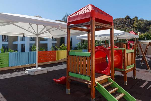 Kinderspielplatz im Princess Andriana Resort & Spa mit Rutsche und Spielgeräten.